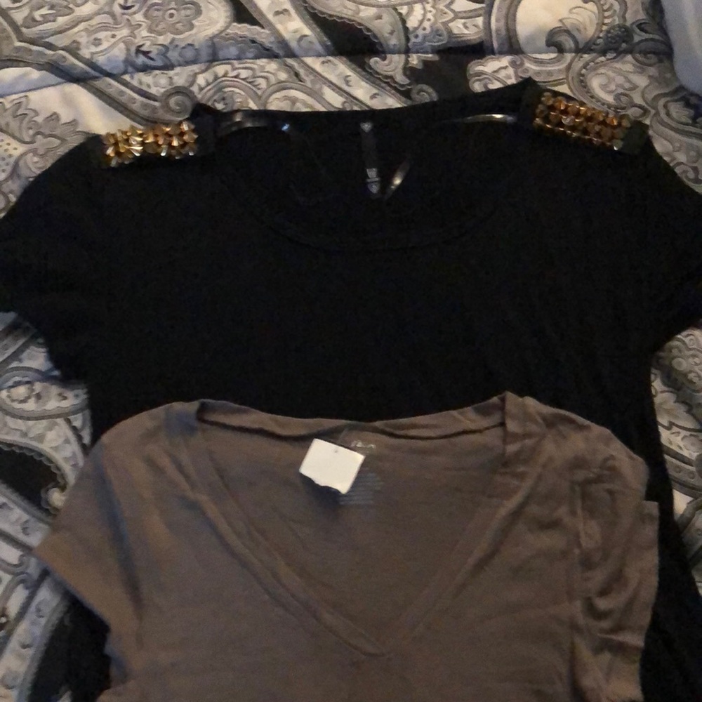 2 short sleeve tops brown and black . Brown nwt size m more like a small .
